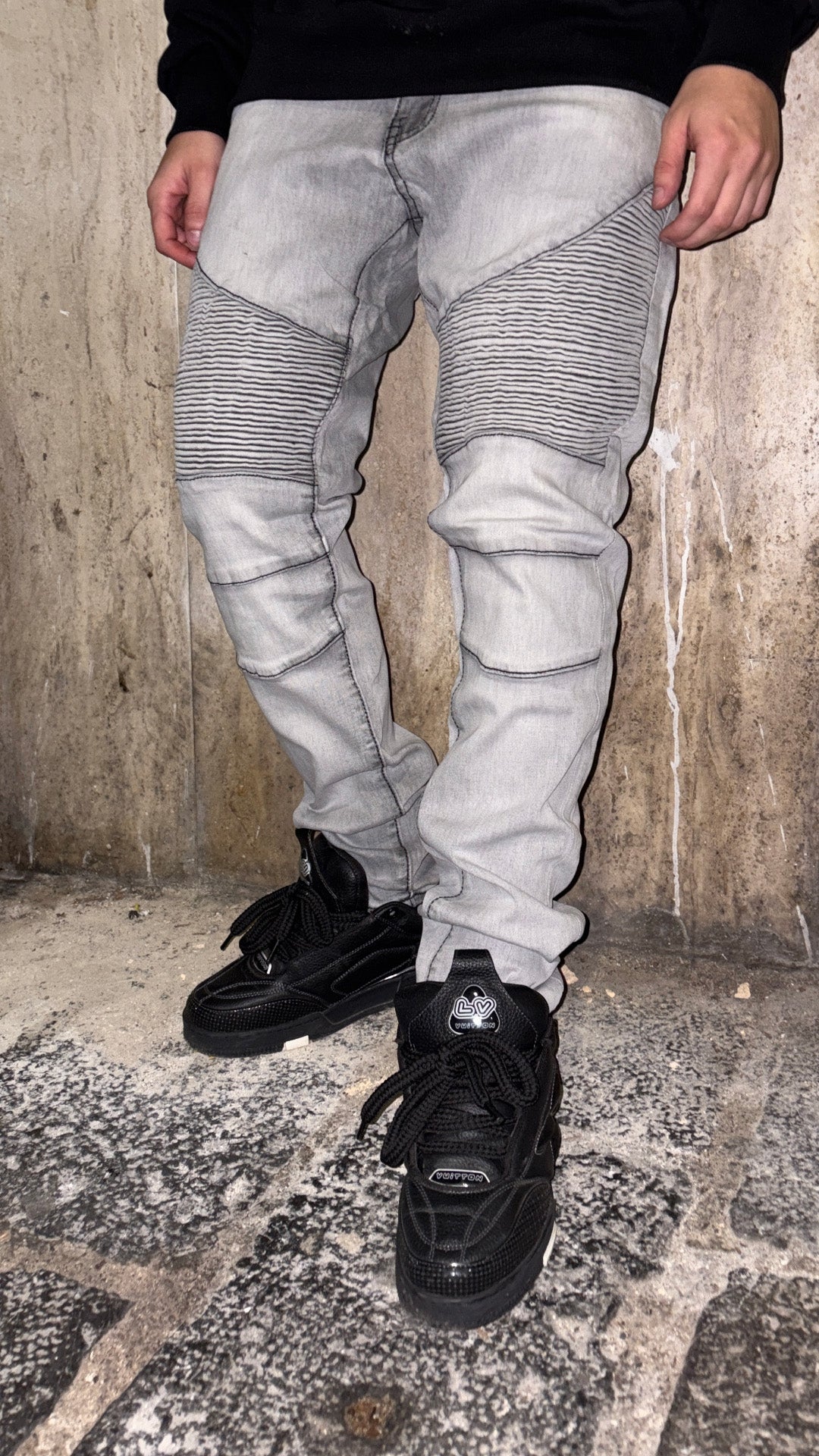 Jeans Biker Light Grey – Fit Strutturato e Dettagli Tecnici