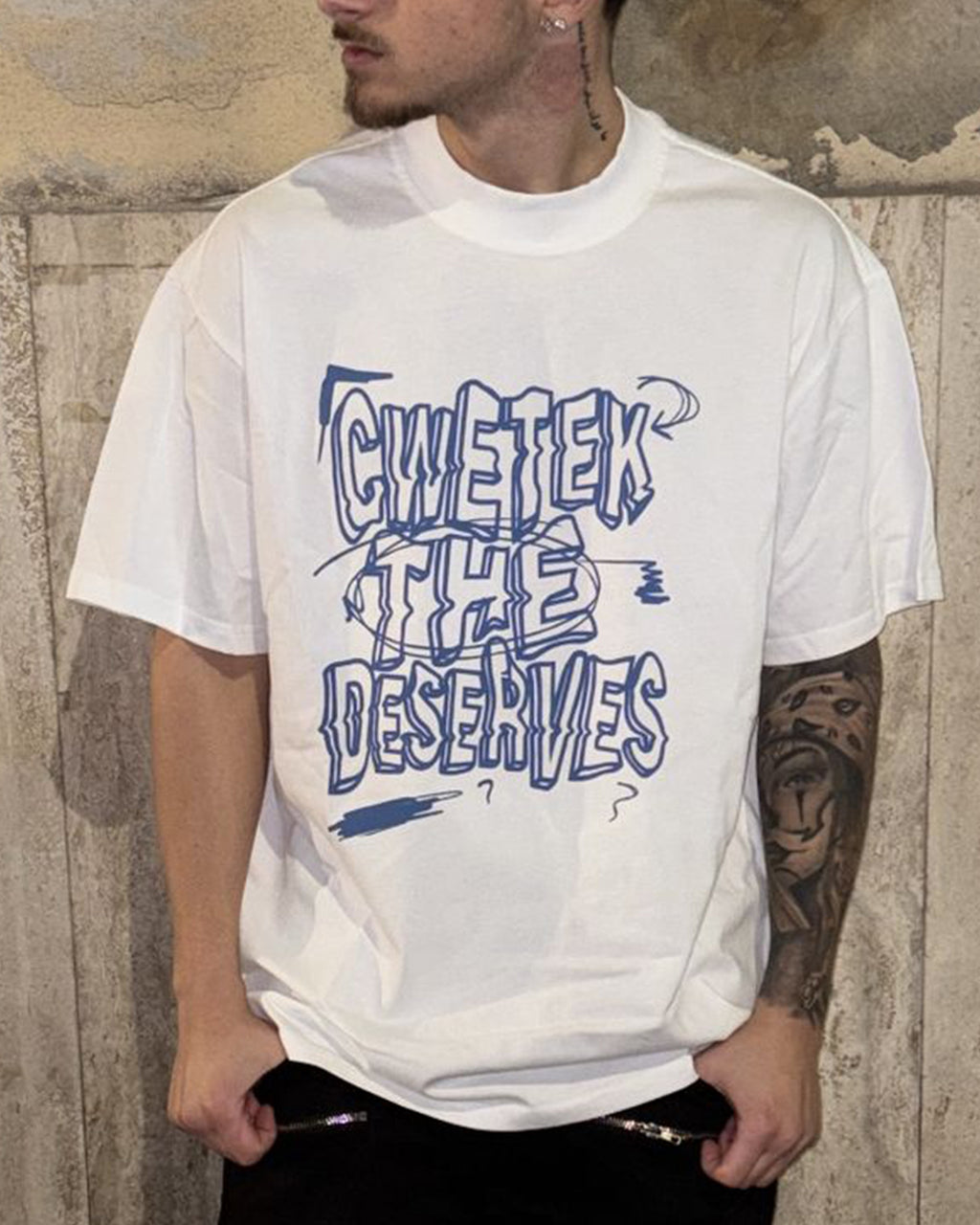 T-Shirt “Deserves” – Urban Statement Tee