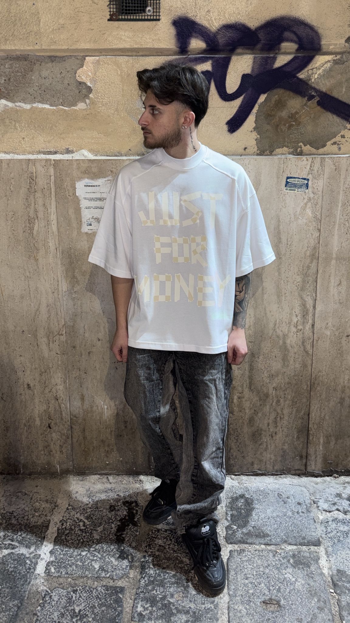 T-Shirt Bianca “Just For Money” street style