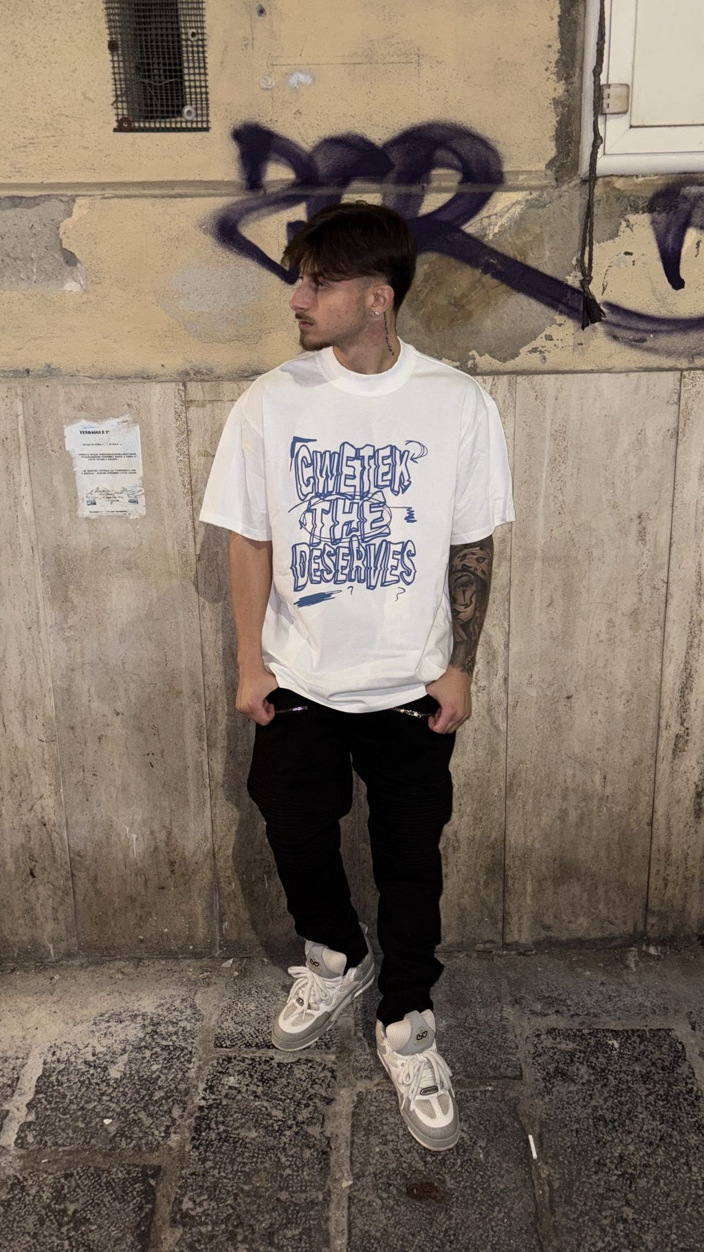 T-Shirt “Deserves” – Urban Statement Tee